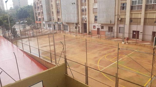 Barrio caído sobre una pista deportiva de Málaga capital.