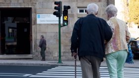 Dos ancianos cruzan un paso de peatones en España.