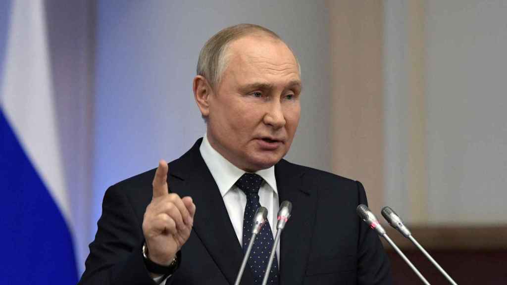 El presidente ruso, Vladimir Putin, interviene ante el Consejo de Parlamentarios en San Petersburgo.