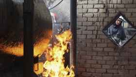 Los bomberos apagan un incendio en una gasolinera en la ciudad ucraniana oriental de Járkov, el 27 de abril de 2022.