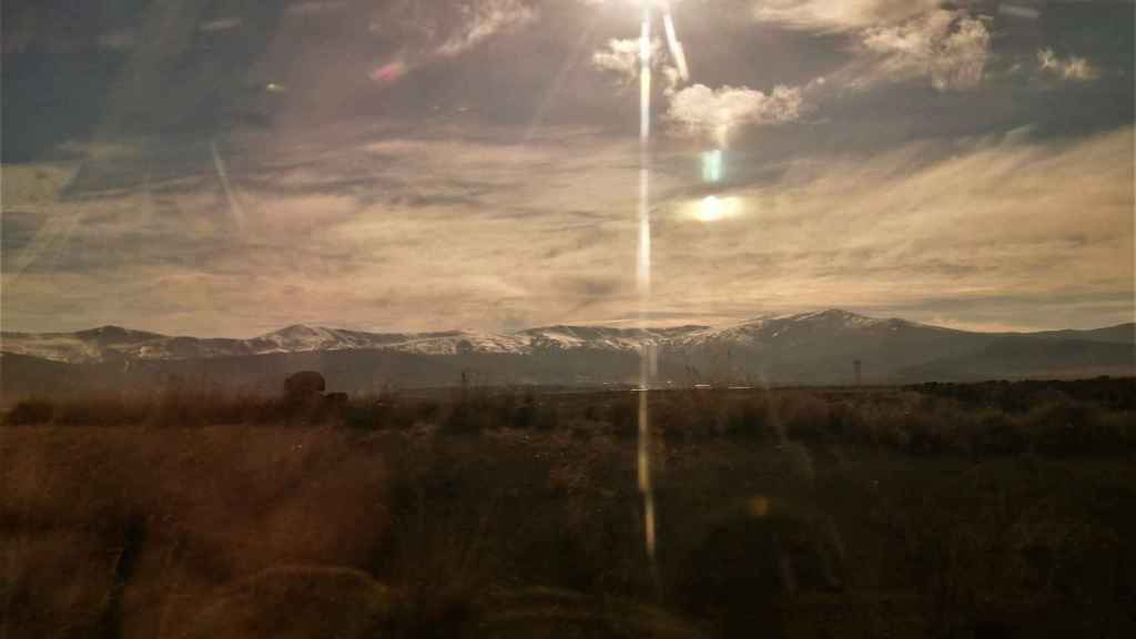 Las montañas cubiertas de nieve en la cara norte de Sierra Nevada, vistas desde el tren Almería-Granada.