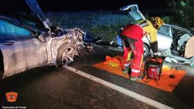 Un bombero trabaja en el lugar del accidente mortal.