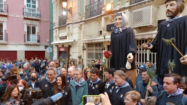 Los políticos, junto a la concatedral de San Nicolás, poco antes del inicio de la peregirna.