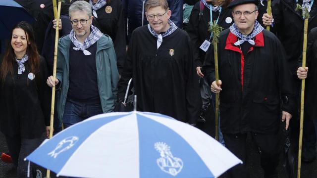 La lluvia no impide una multitudinaria romería de la Santa Faz 3 años después.