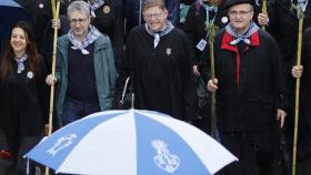 La lluvia no impide una multitudinaria romería de la Santa Faz 3 años después.