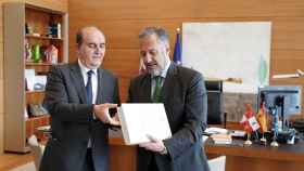 El presidente de las Cortes de Castilla y León, Carlos Pollán, recibe del Procurador del Común, Tomás Quintana, el Informe Anual de la Institución, correspondiente al año 2021