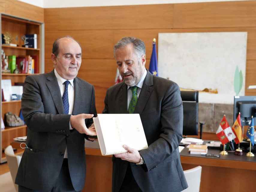 El presidente de las Cortes de Castilla y León, Carlos Pollán, recibe del Procurador del Común, Tomás Quintana, el Informe Anual de la Institución, correspondiente al año 2021
