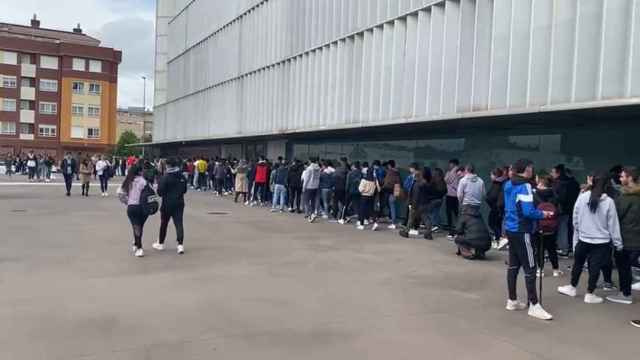 Miles de jóvenes se agolpan en la Balastera para comprar la entrada