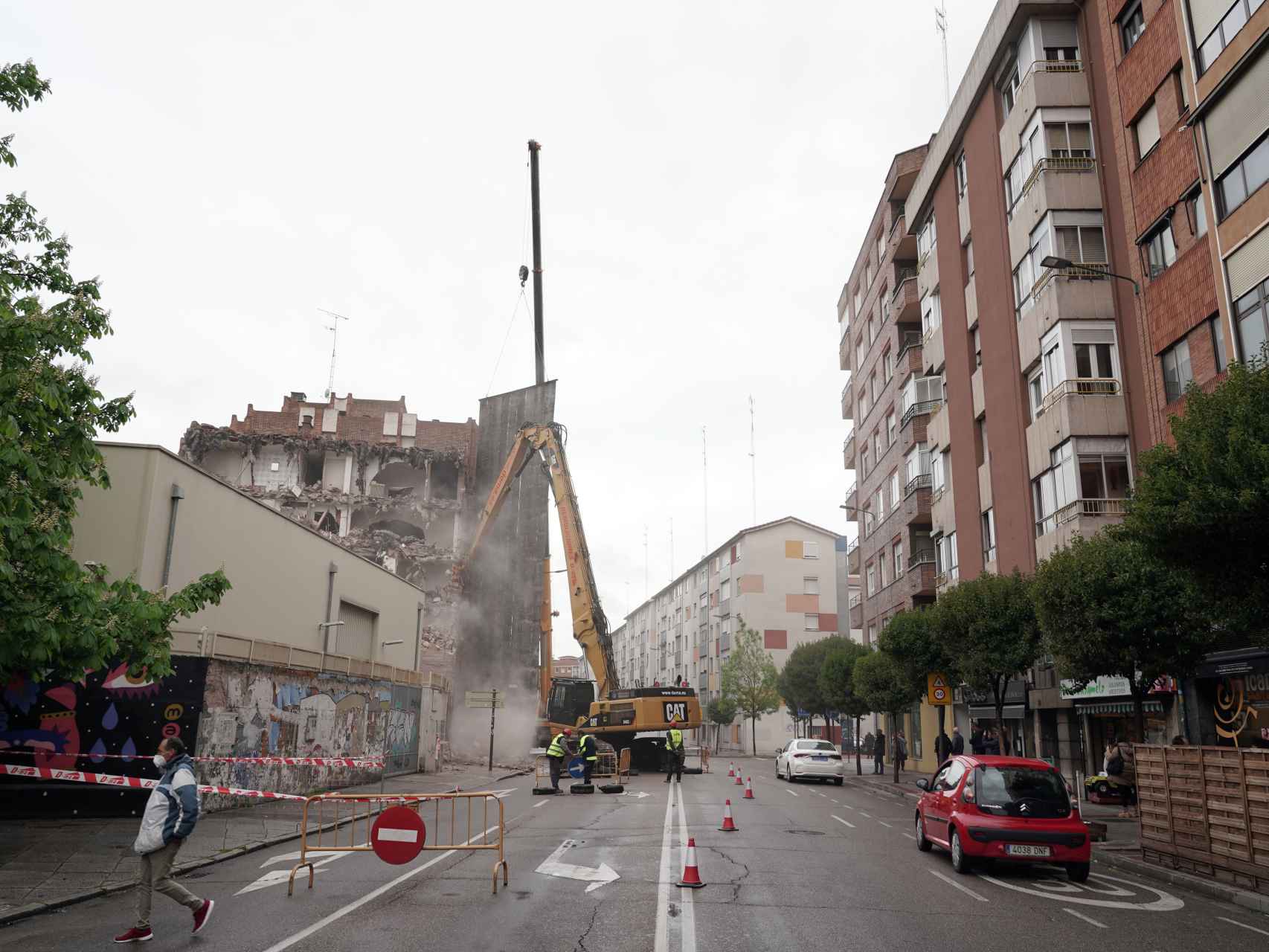 El derribo de una antigua residencia cortará la calle Rondilla de Santa Teresa dos semanas