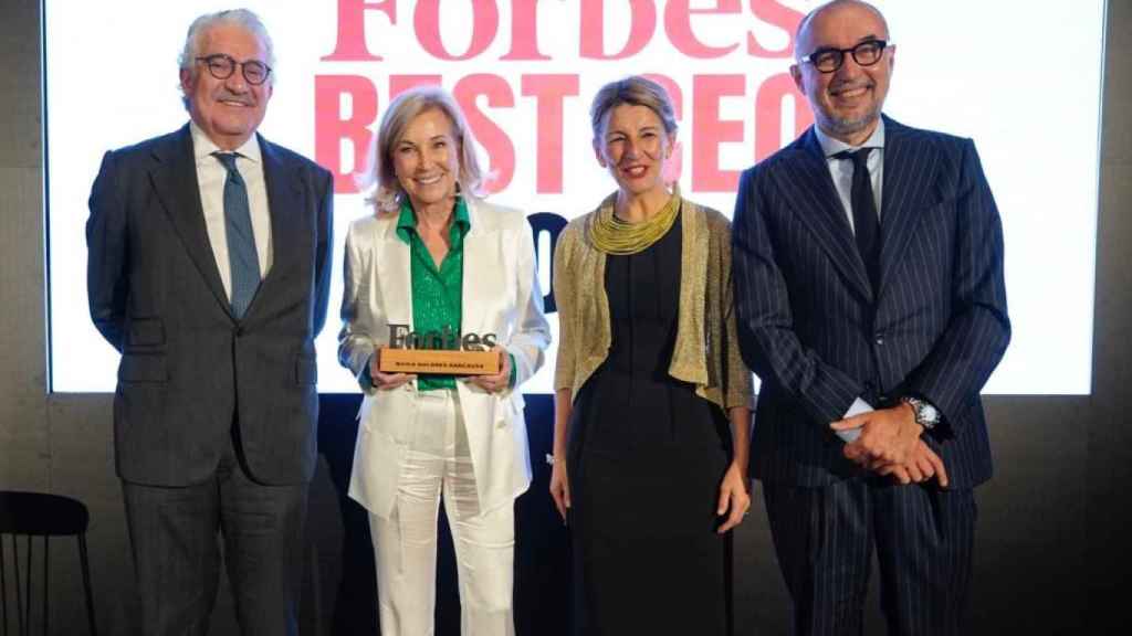 Yolanda Díaz junto a María Dolores Dancausa en la entrega del premio Forbes a la mejor CEO de 2021 a la consejera delegada de Bankinter.