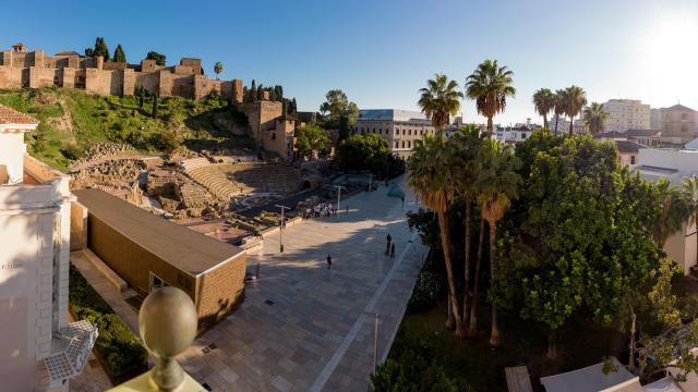 Imagen de la calle Alcazabilla, con el Teatro Romano y el monte Gibralfaro.