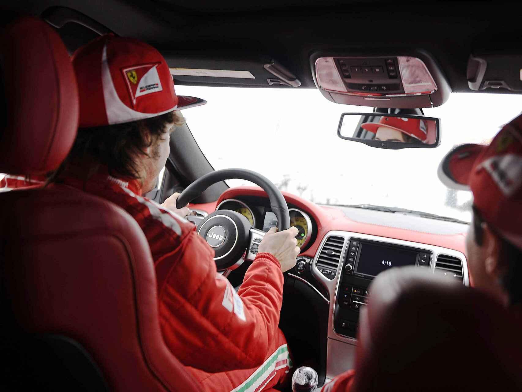 Fernando Alonso presume de coche con la decoración de su escudería -  Periodismo del Motor