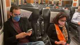 Viajeros del tren averiado. (Foto: Twitter)
