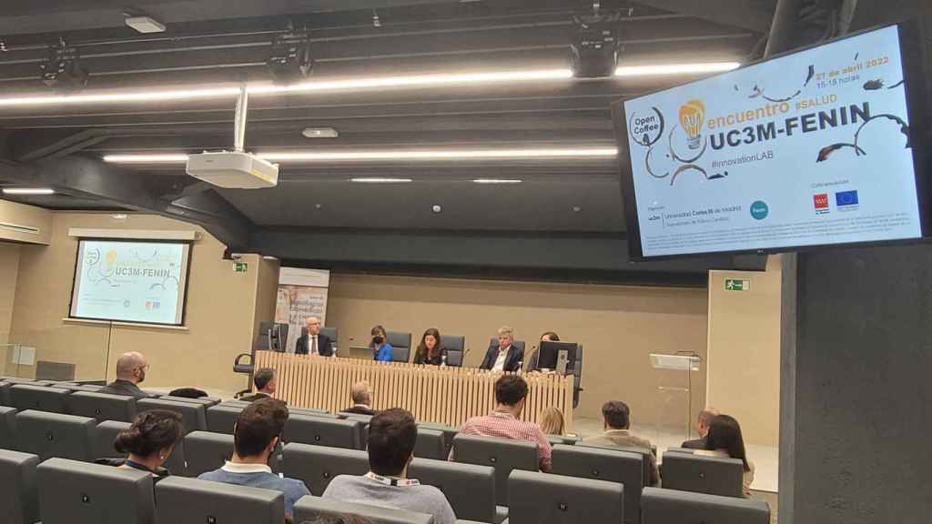 From left to right: UC3M researchers Javier Pascau (Biomedical Imaging & Instrumentation Group), Eva Méndez (Library Science and Documentation Department), Mar Carpena (D&I moderator and journalist), Luis Javier Bonilla (DG of CGM Clinical ) and Belén Soto (Digital Sales Manager at GE Healthcare).