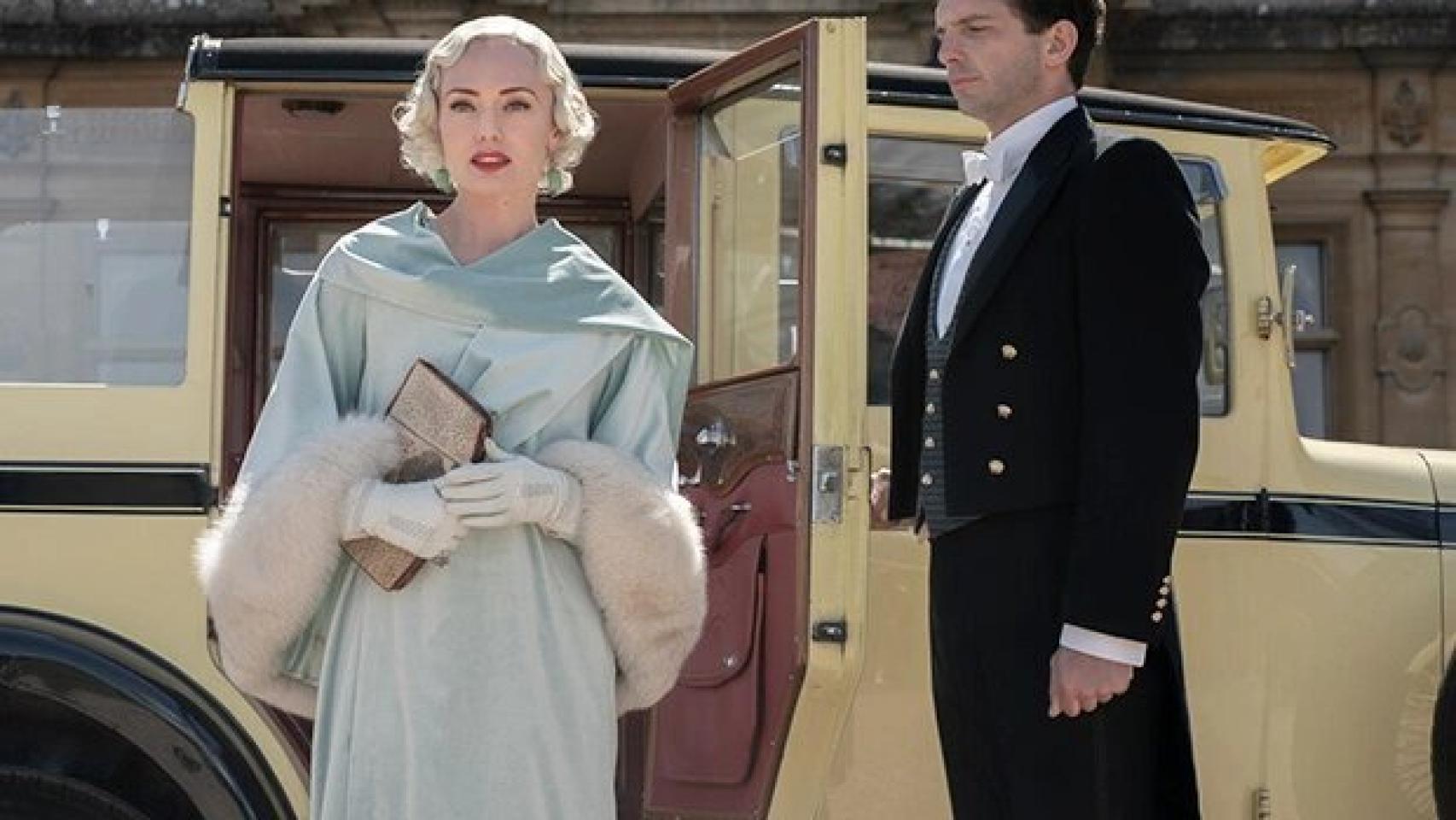 La actriz Laura Haddock interpreta a la actriz Myrna Dalgleish, la estrella de Hollywood que llega a Downton Abbey para el rodaje.