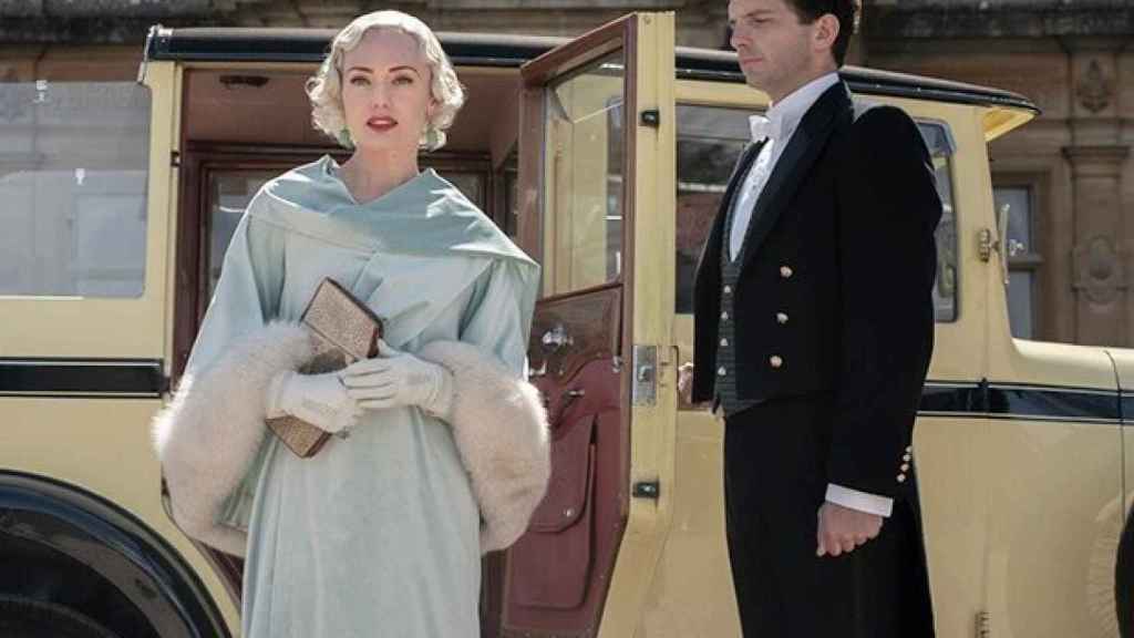 La actriz Laura Haddock interpreta a la actriz Myrna Dalgleish, la estrella de Hollywood que llega a Downton Abbey para el rodaje.