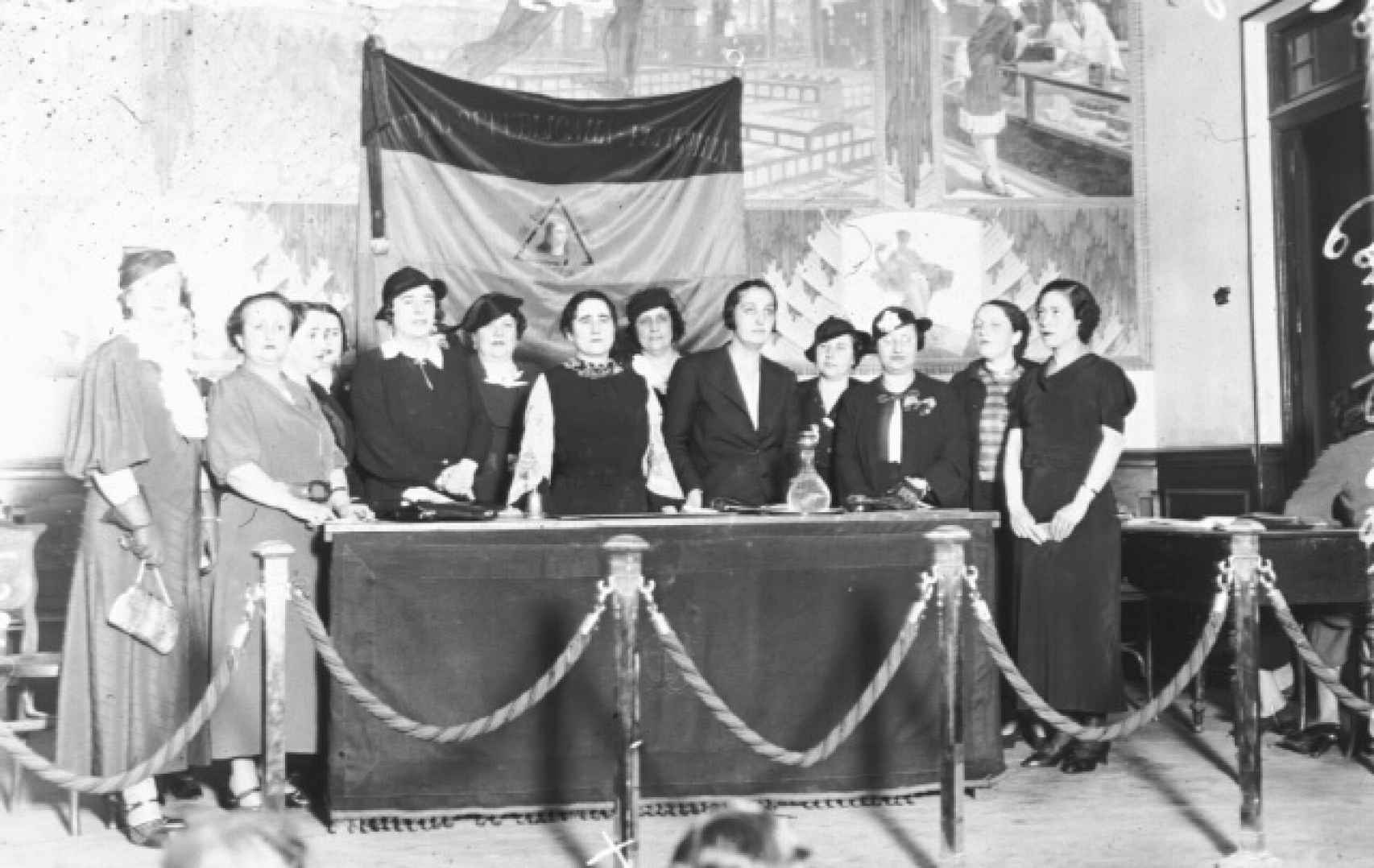 Clara Campoamor, en el centro, en un mitin en los años 30 reclamando los derechos de la mujer.
