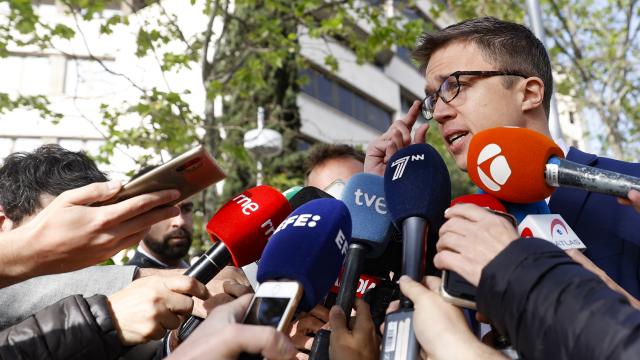 Íñigo Errejón atiende a los medios de comunicación.