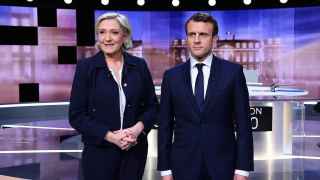 Le Pen y Macron, antes de comenzar el debate televisivo.