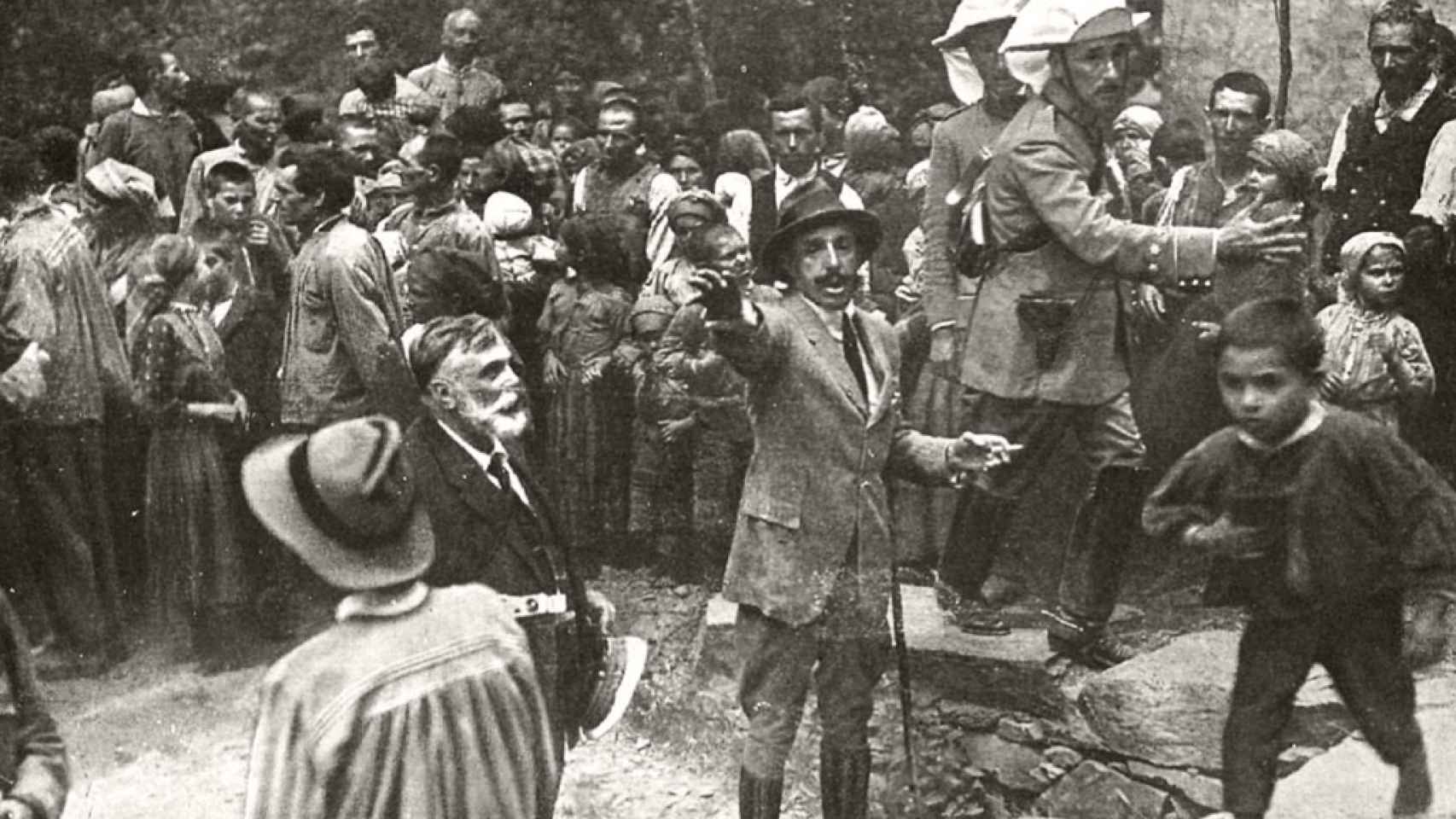 Alfonso XIII en las Hurdes, mientras realizaba el reparto de alimentos.