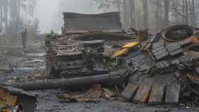 Carros T-72 rusos destruidos por municiones guiadas antitanque en Ucrania.