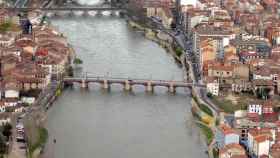 Fotografía aérea del aumento del caudal del río Ebro a su paso por Miranda (Burgos). / ICAL