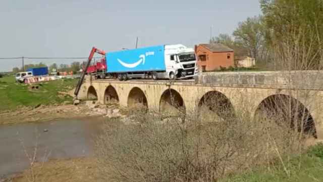 Un camión derriba parte de un puente en Palencia