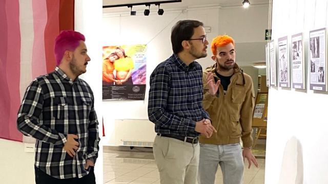 El concejal de Juventud, Ángel Fernández, inaugura la exposición junto a miembros de Iguales