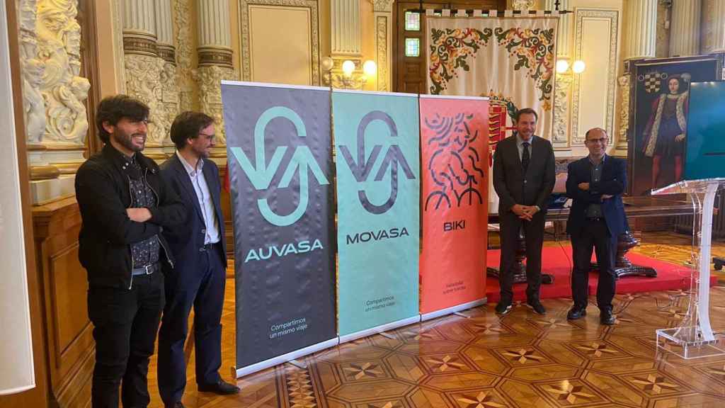Óscar Puente en la presentación de la nueva imagen de Auvasa.