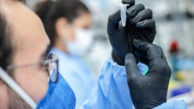 El investigador de un laboratorio observa una muestra.