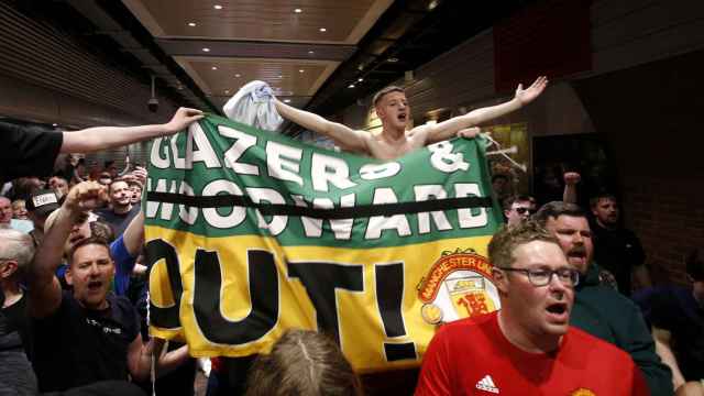 Aficionados del Manchester United protestando contra los Glazers a las afueras de Old Trafford