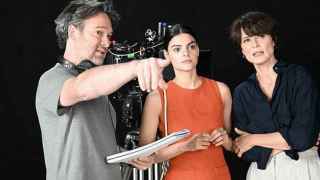 El director Fran Torres junto a las actrices Cumelen Sanz y Aitana Sánchez-Gijón en el rodaje de 'La jefa'