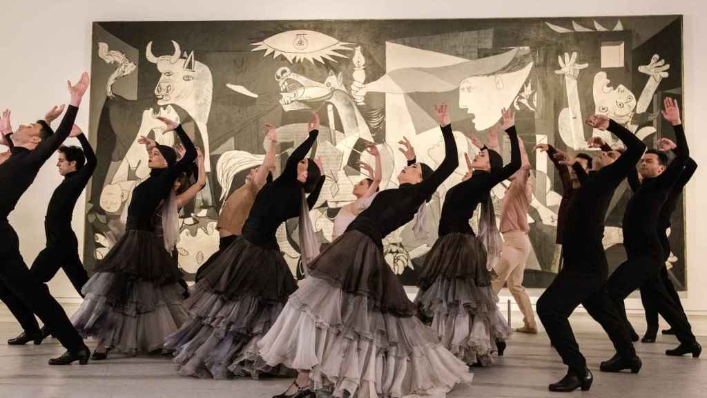 El Día Internacional de la Danza se celebra bailando por la paz frente al  'Guernica'