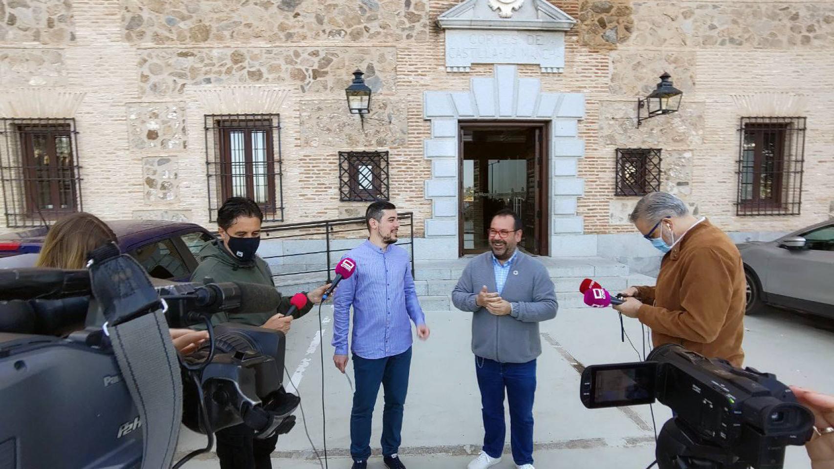 García Gascón y Crespo a las puertas de las Cortes de Castilla-La Mancha.