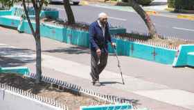 Un anciano pasea en solitario durante la pandemia. FOTO: Pixabay.