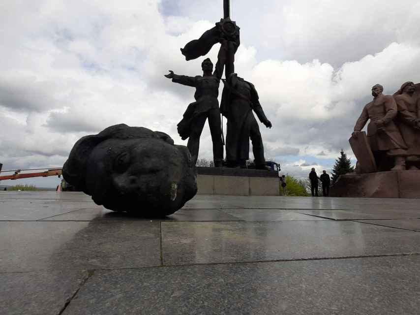 El monumento a la amistad entre Ucrania y Rusia en Kiev, levantado en 1982, destrozado.
