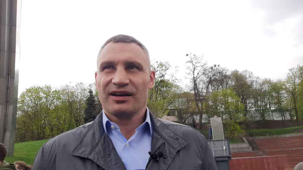 El alcalde de Kiev, Vitali Klitschkó, presencia la demolición.