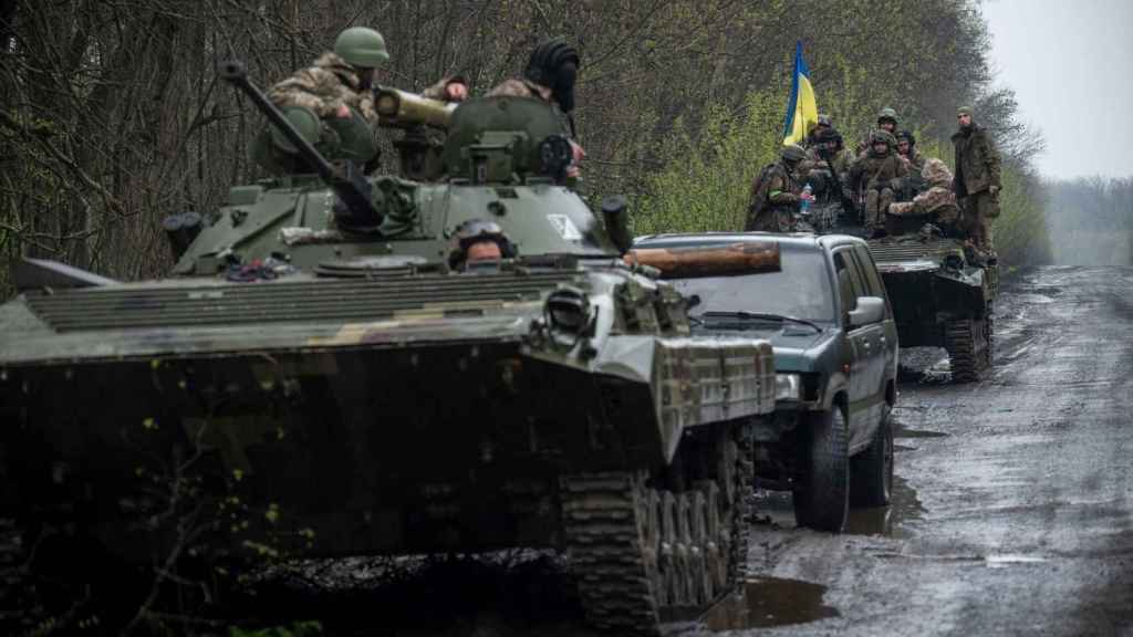 Dos tanques ucranianos en la región del Donbás.