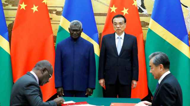 Manasseh Sogavare, primer ministro de Islas Salomon, y el embajador de China.