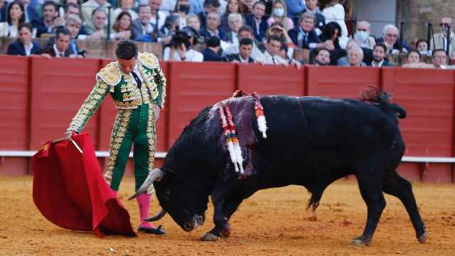 El torero Diego Urdiales en un derechazo en Sevilla.