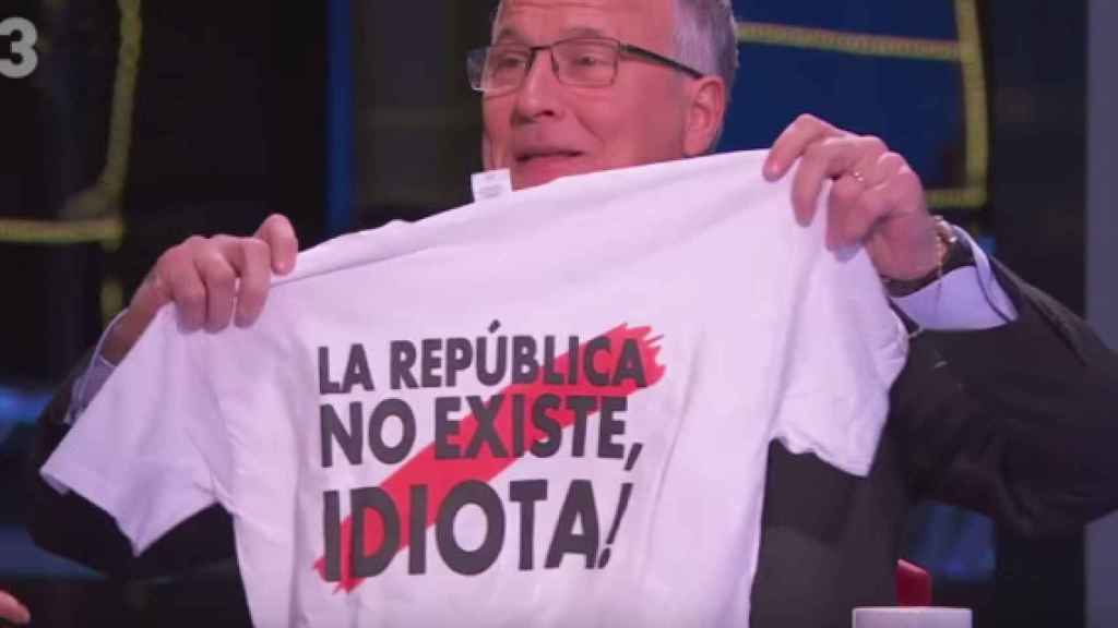 Josep Bou regala a una presentadora de TV3 la camiseta con el lema La república no existe, idiota.