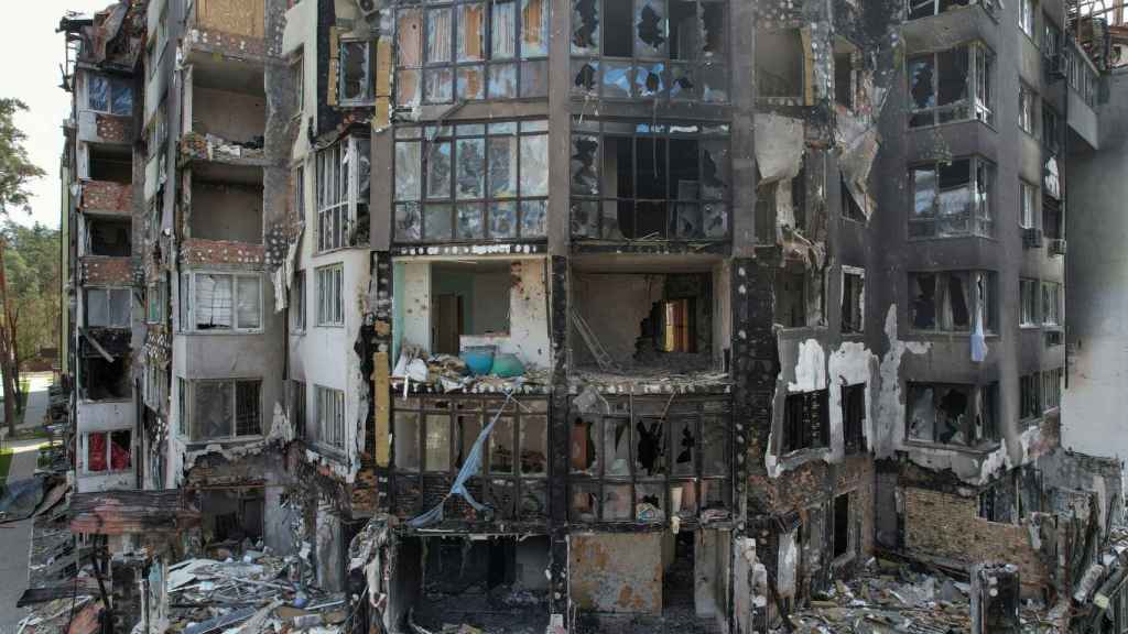Un edificio residencial de Irpín, destruido tras los bombardeos rusos.