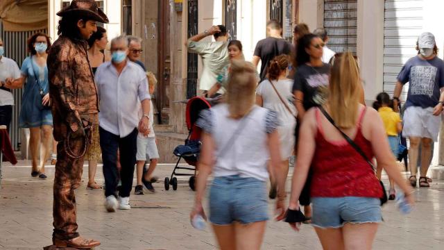 Turistas en el centro de Valencia, en imagen de archivo.