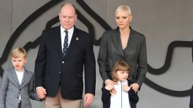 Charlène de Mónaco junto a su marido, el príncipe Alberto, y  sus hijos en el Gran Premio de Fórmula 1 de Mónaco.