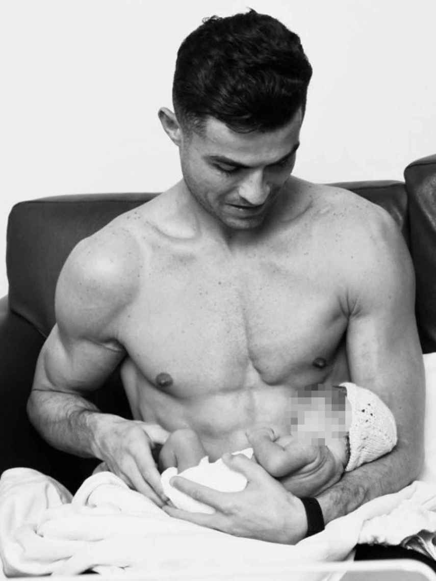 Imagen compartida por Cristiano Ronaldo en sus redes sociales junto a su hija recién nacida.