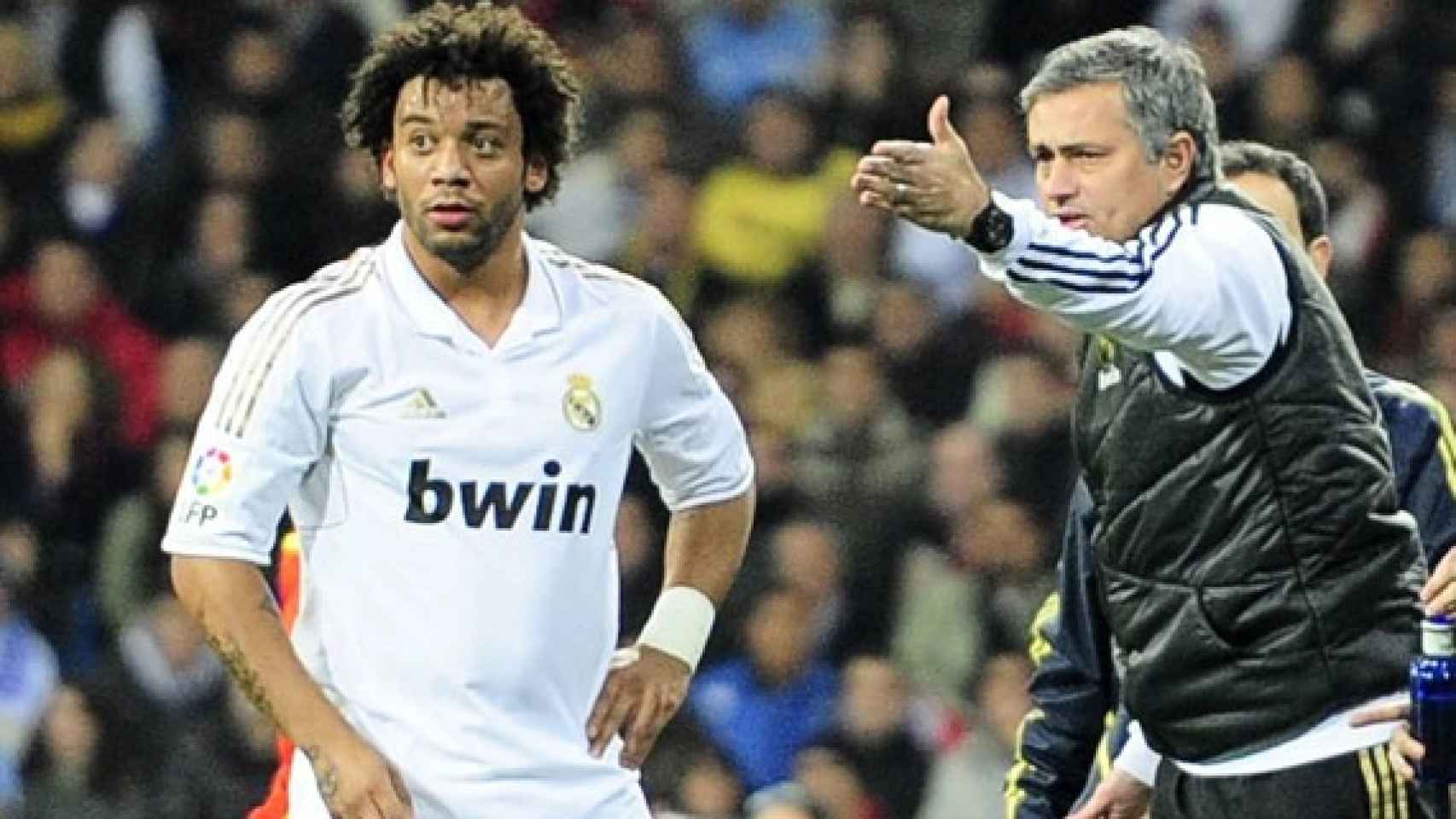 José Mourinho dando indicaciones a Marcelo durante un partido del Real Madrid