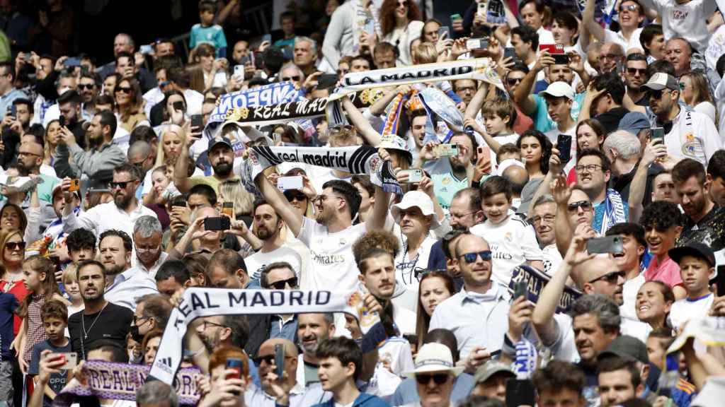 Afición del Real Madrid en el Santiago Bernabéu durante el partido frente al Espanyol
