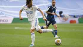 Luka Modric controla el balón