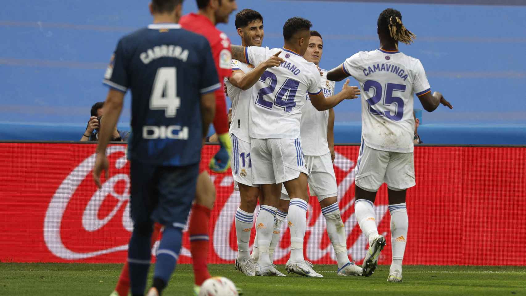 Marco Asensio celebra su gol al Espanyol con los compañeros del Real Madrid