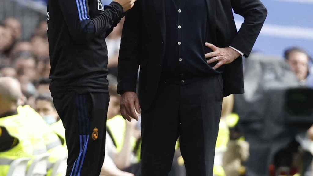 Davide Ancelotti dialoga con Carlo en la banda del Santaigo Bernabéu